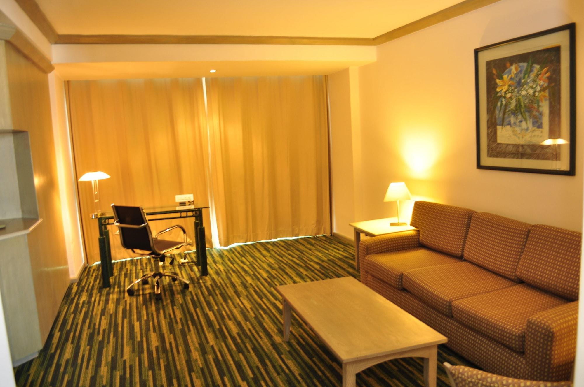 Radisson Paraiso Hotel Мексико Сити Екстериор снимка A living room in a typical hotel suite