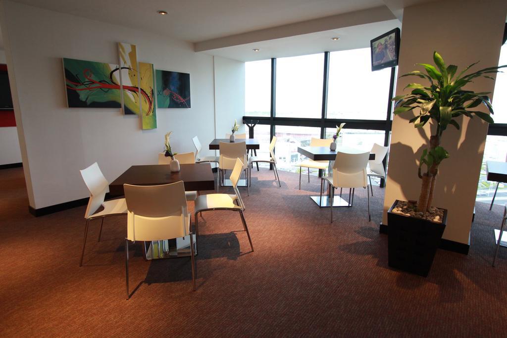 Radisson Paraiso Hotel Мексико Сити Екстериор снимка The lounge at the airport